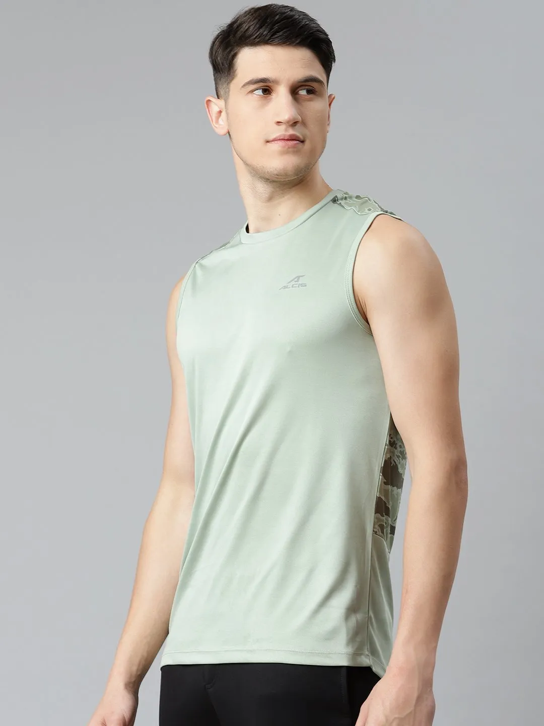 Alcis Men Green Camouflage Printed Slim Fit T-shirt