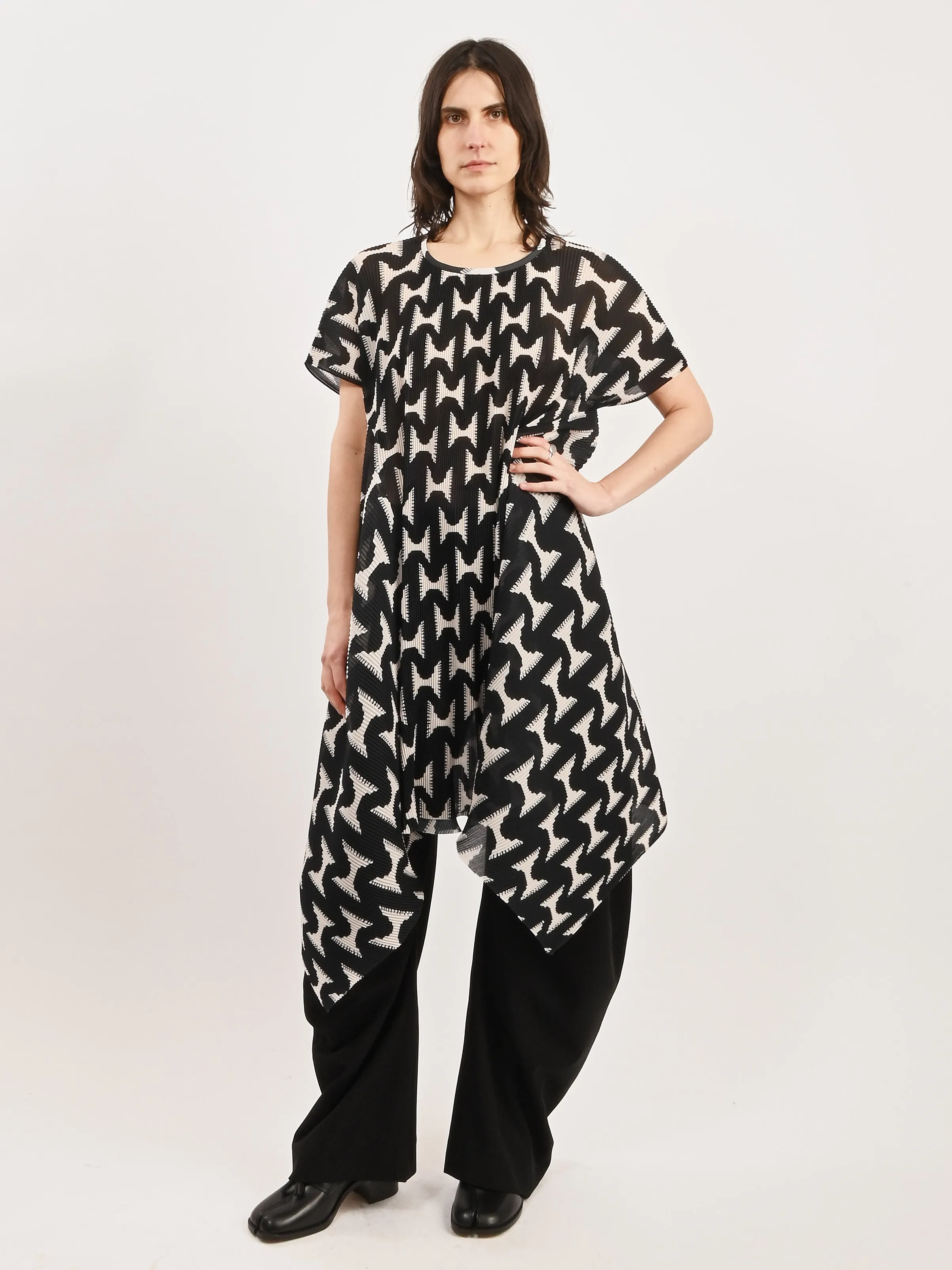 Black/White Jazzhands Thumb Plisse Blouse