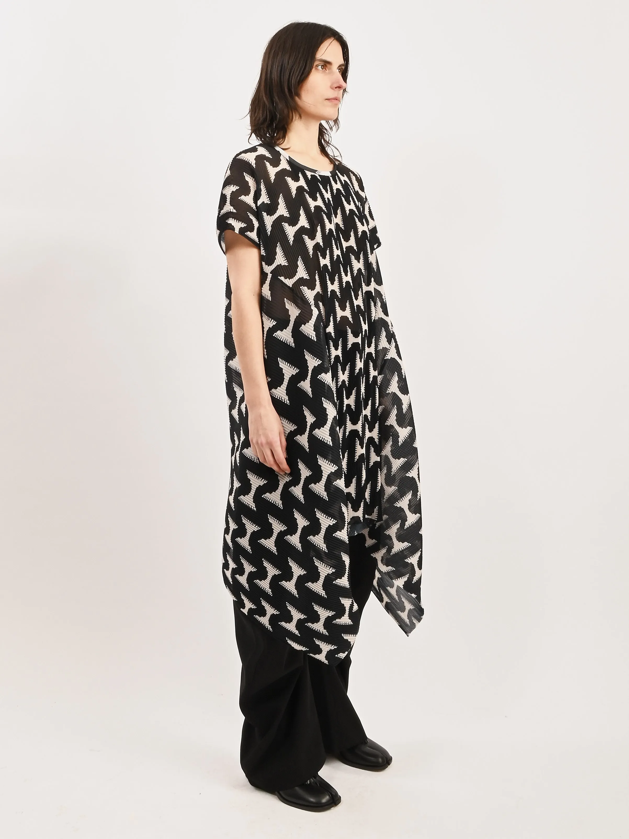 Black/White Jazzhands Thumb Plisse Blouse