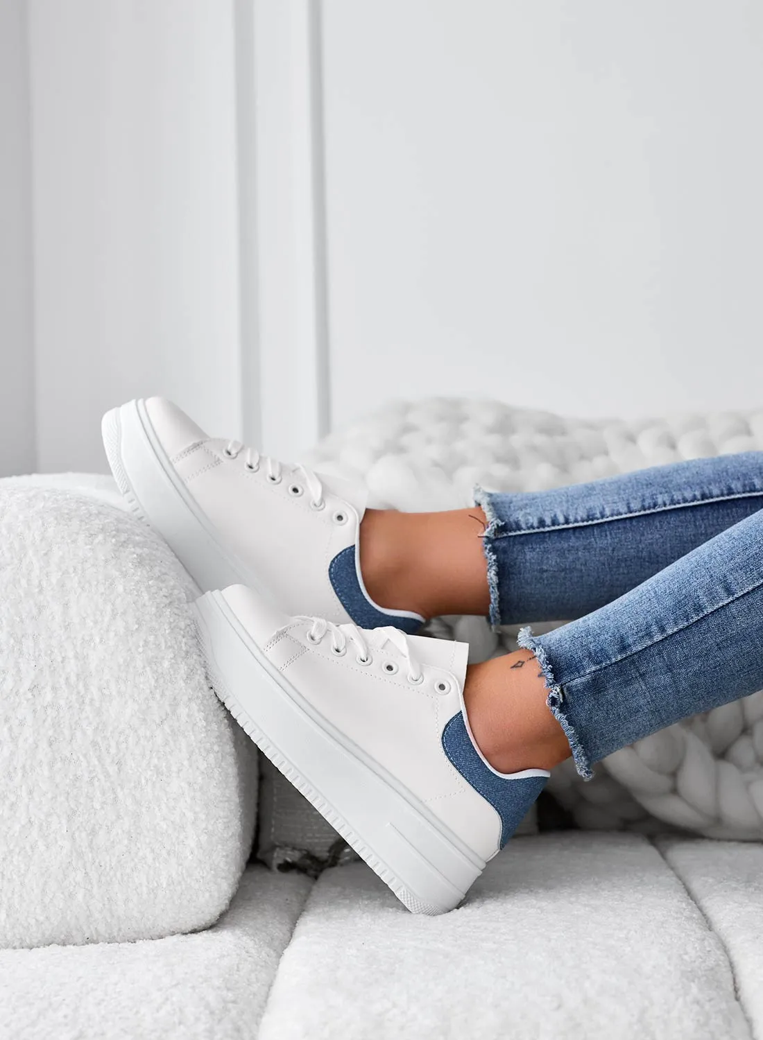 COREEN - Sneakers bianche con retro blu