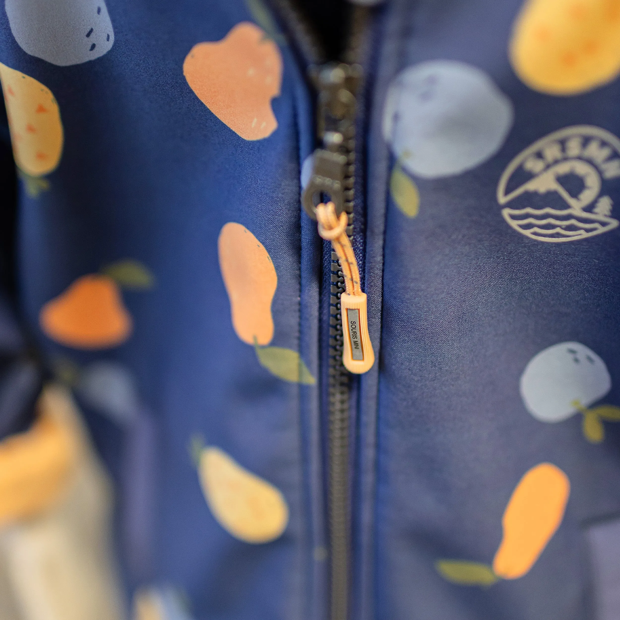 Manteau bleu à coquille souple avec motif fruité, bébé || Blue soft shell coat with fruit print, baby