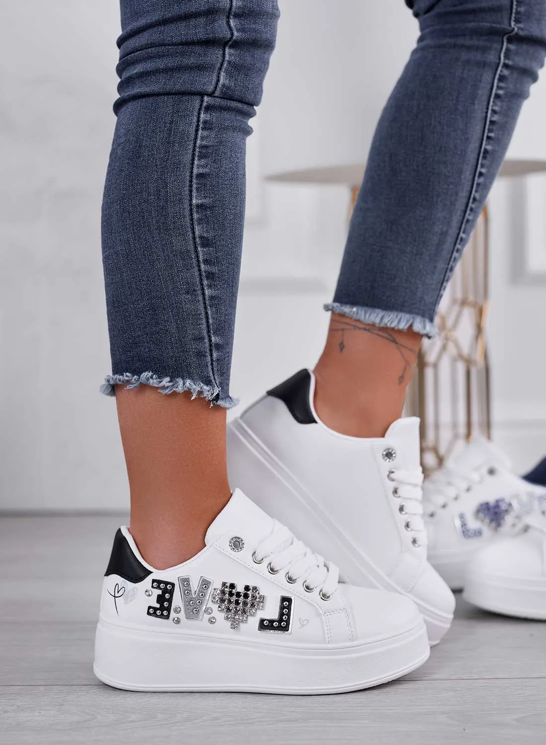 MIRTA - Sneakers bianche con retro nero e scritta love