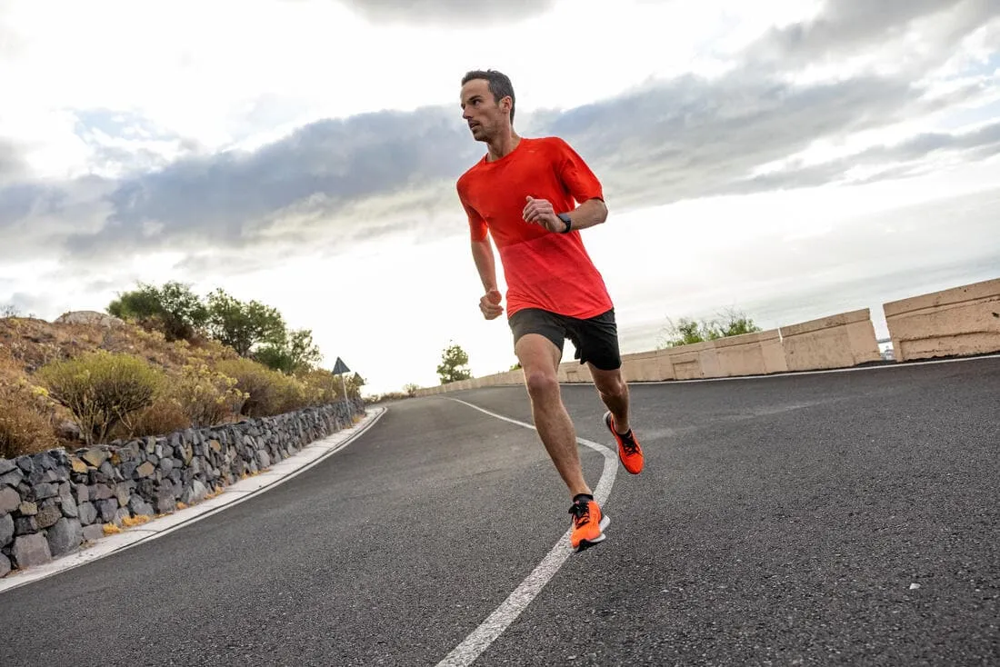 SHORT RUNNING HOMME AVEC PORTAGE KIPRUN MARATHON NOIR