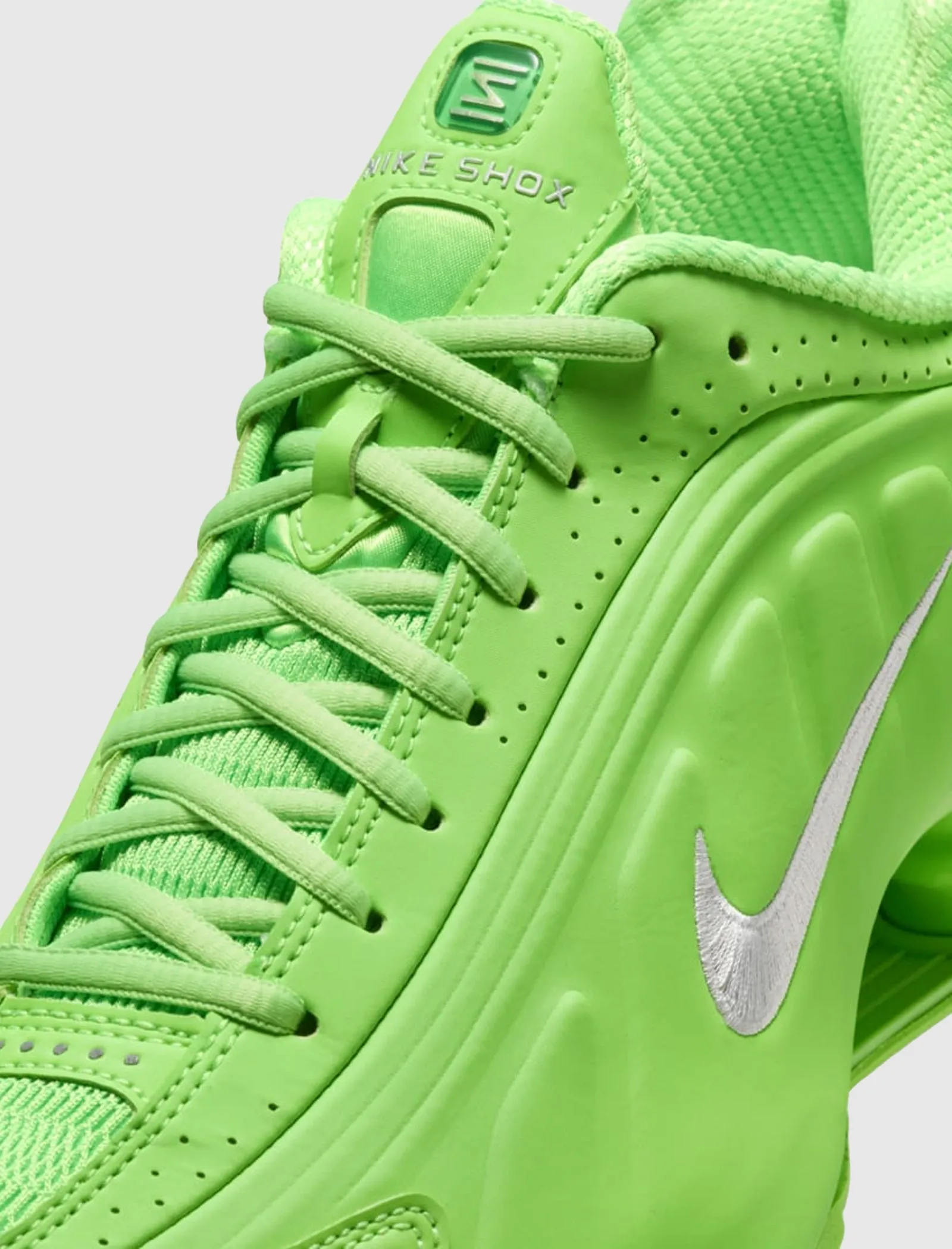 WOMEN'S SHOX R4 "GREEN STRIKE/METALLIC SILVER"